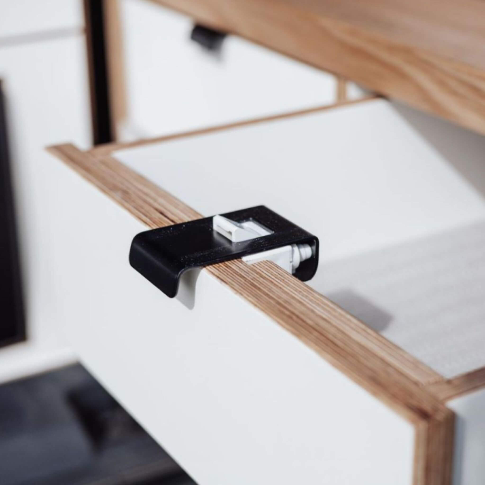 Fermeture/poignée de meuble Pull-Lock Noir Mat 42mm VASP 2 Détail poignée noir mat homologuée VASP