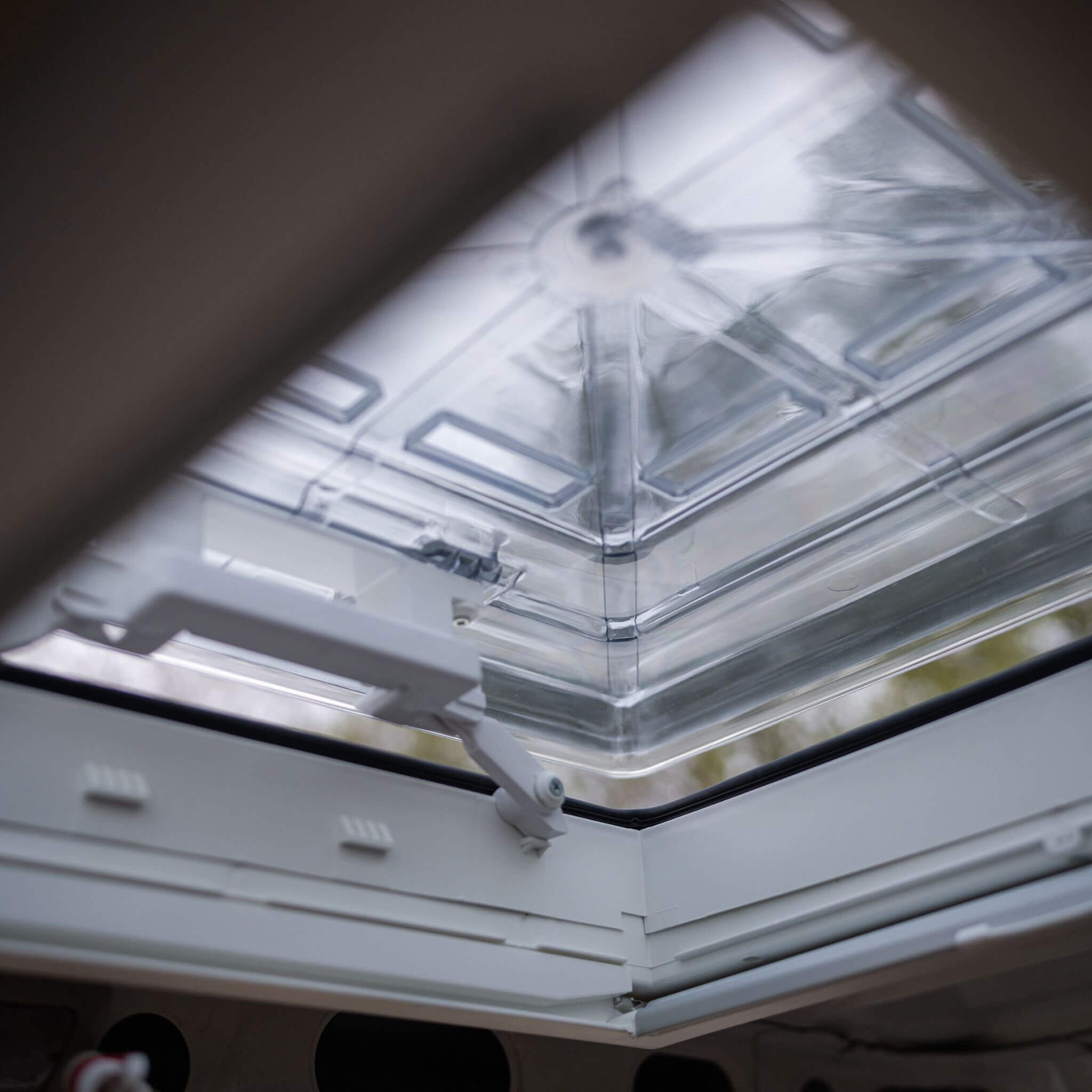 Lanterneau Fiamma Vent 50 Crystal 2 Pose d'un lanterneau fiamma vent 50 crystal dans un fourgon