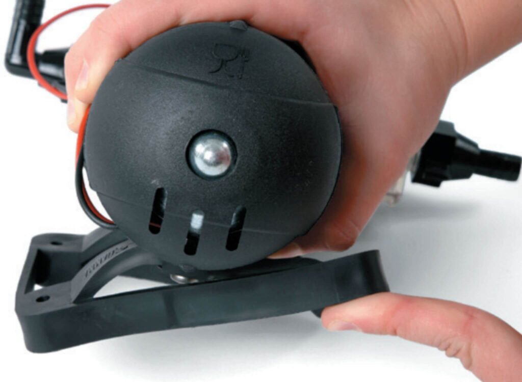 Pompe à eau FIAMMA Aqua 8 - 7 litres/min 5 Pompe à eau fiamma aqua 8 7Lmin Tampons antivibratoires silent plate de série