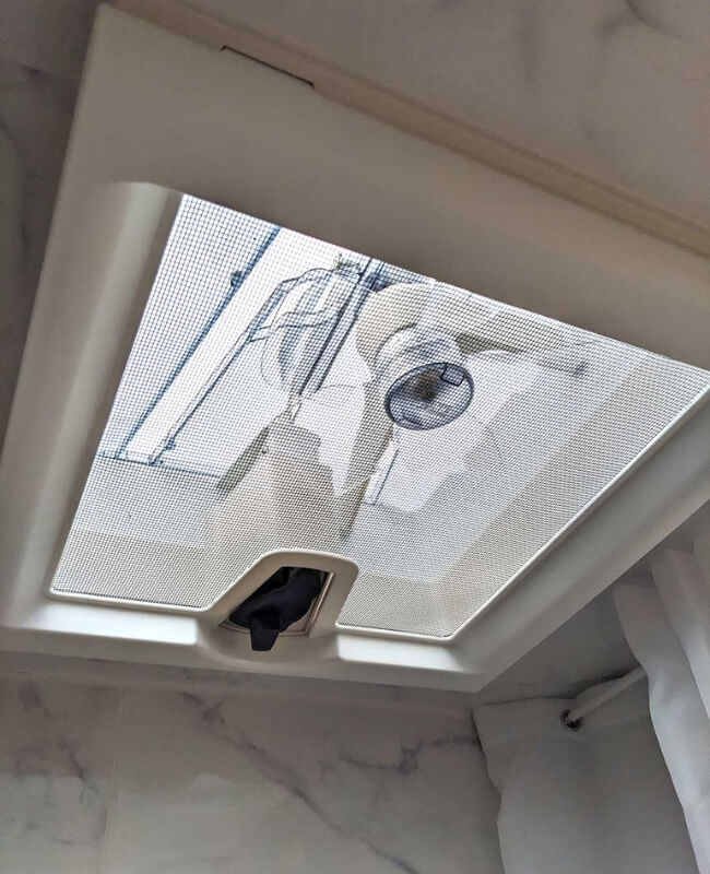 13 astuces pour avoir moins chaud dans son van durant l’été 11 astuce lanterneau ventilateur van