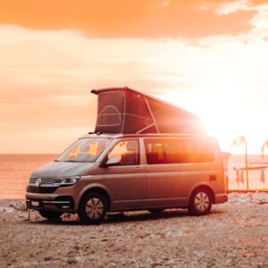 Van aménagé sur la plage en été
