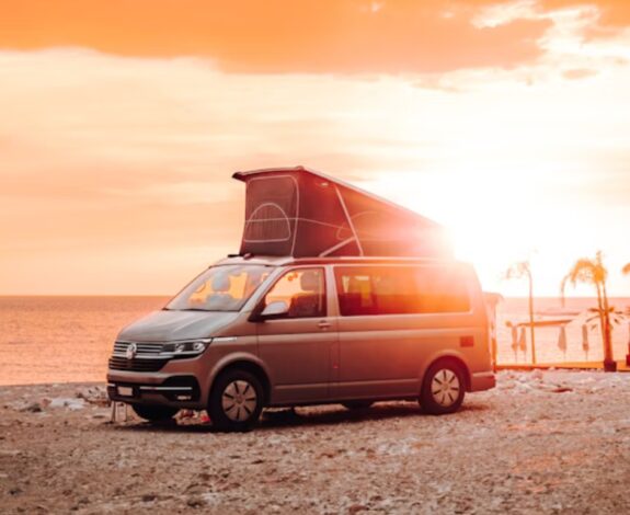Van aménagé sur la plage en été