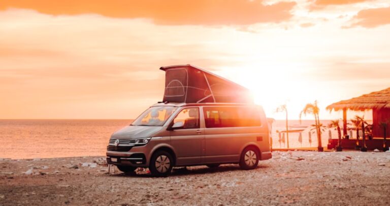 Van aménagé sur la plage en été