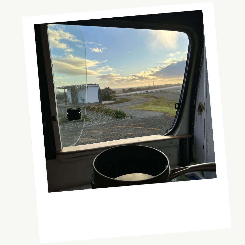 8 mois de voyage en van en Nouvelle-Zélande : l'histoire d'Anaïs et Valentin 4 autonomie energetique van interview