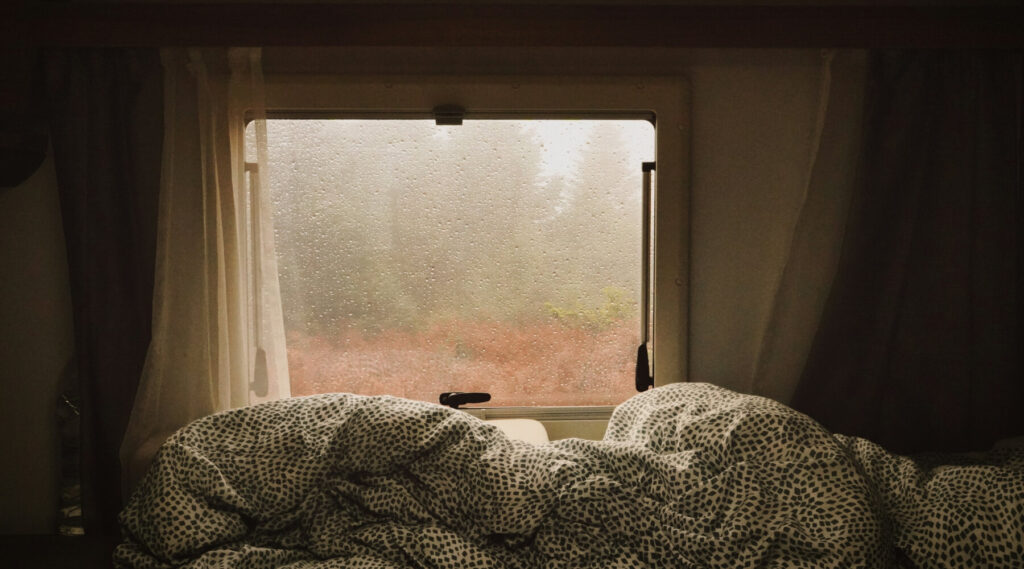 Micro-aventures nocturnes : 7 anecdotes vraies pour mieux dormir en van 3 Van sans isolation phonique sous la pluie