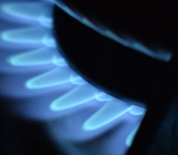 Bruleur dans une installation raccordée correctement avec un lyre gaz pour van aménagé