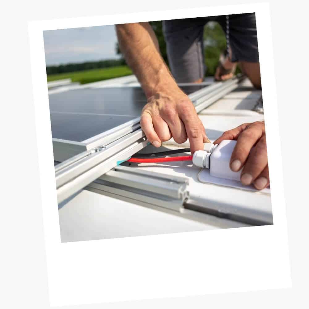 Comment recharger sa batterie auxiliaire avec un panneau solaire en van ? 3 cablage toit panneau solaire fourgon