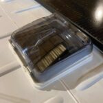 Cadre pour lanterneau 40×40 installé sur la toit d'un van Renault Master 4 Pos 3