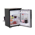 Intérieur du réfrigérateur Carbest LR40L avec espace réfrigération et compartiment congélation