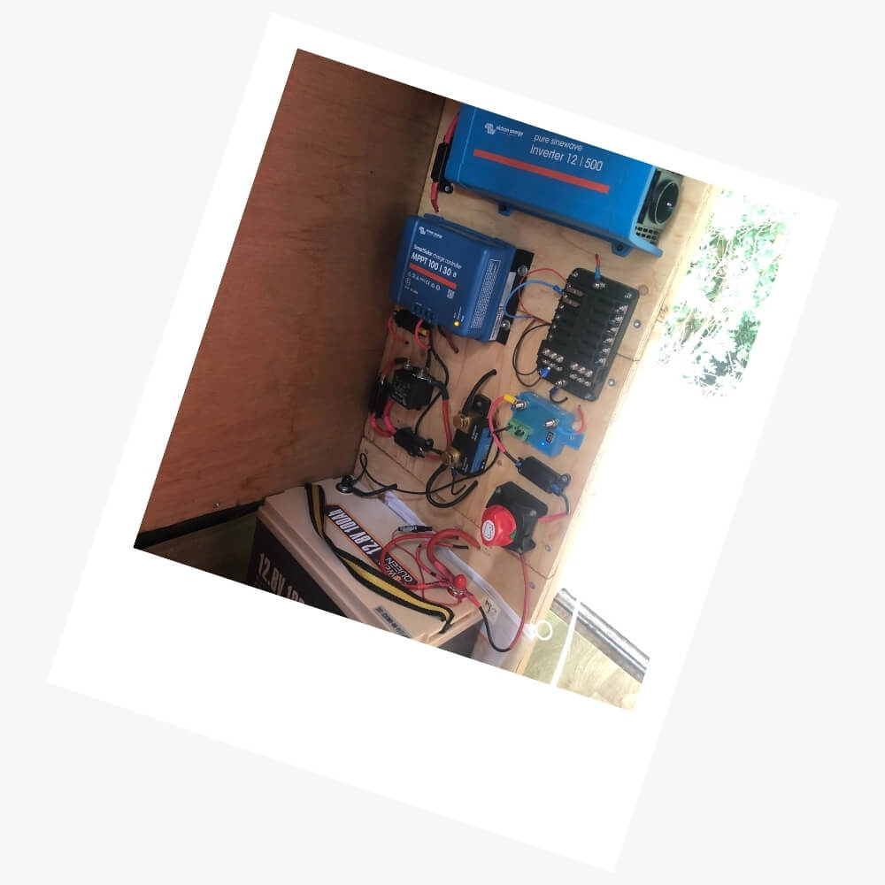 Interview :  le parcours inspirant de Sarah, tatoueuse itinérante 2 Schéma du circuit électrique du van de Sarah