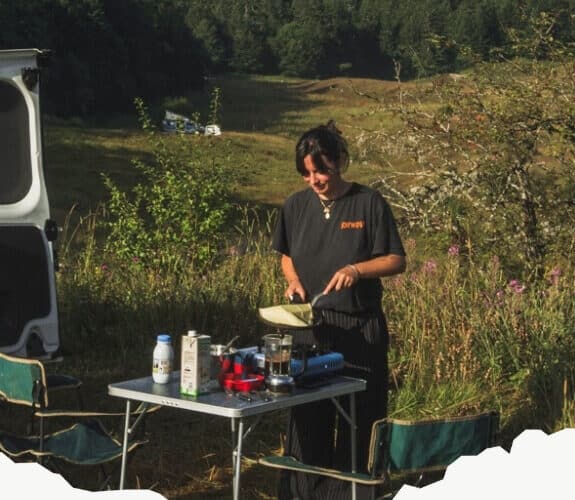 Couple devant leur fourgon aménagé, témoignage vie en van
