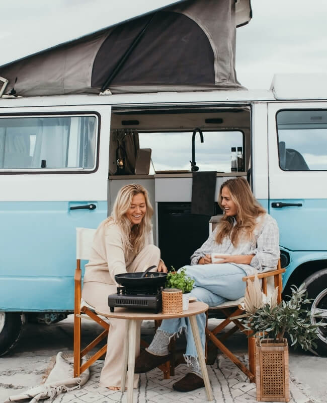 13 astuces pour avoir moins chaud dans son van durant l’été 8 Repas à l'extérieur du van entre amies