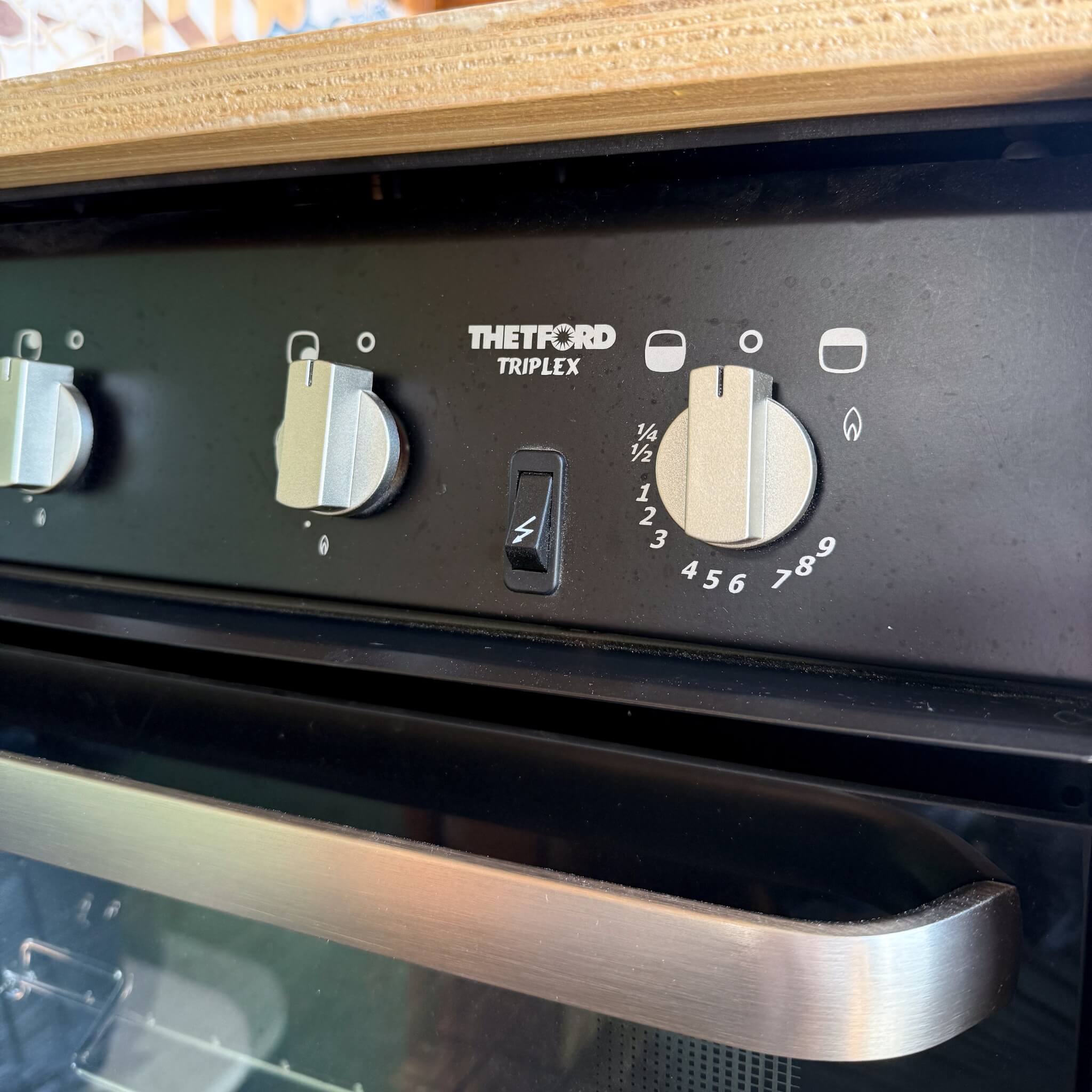Cuisinière Triplex Thetford Four Combiné 2 cuisinière gaz triple thetford bouton et plaques