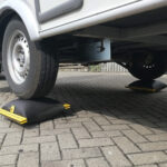 Lot de 2 cales gonflables Emuk Air-Lift installées sous les roues d'un fourgon aménagé
