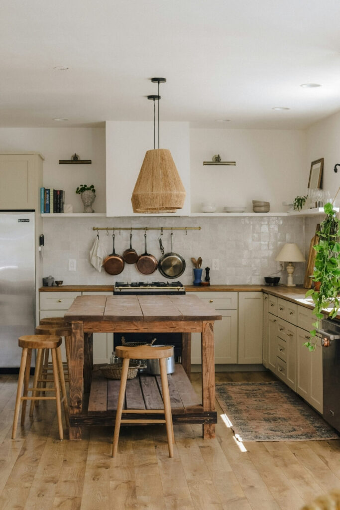 Cuisine de van vs cuisine de maison : et si on repensait tout avec moins de m2 ? 2 Surface large pour préparation repas à la maison