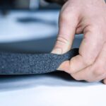 Flexibilité de l'Armaflex Chez Moi 25mm, isolant élastomère pour fourgon aménagé