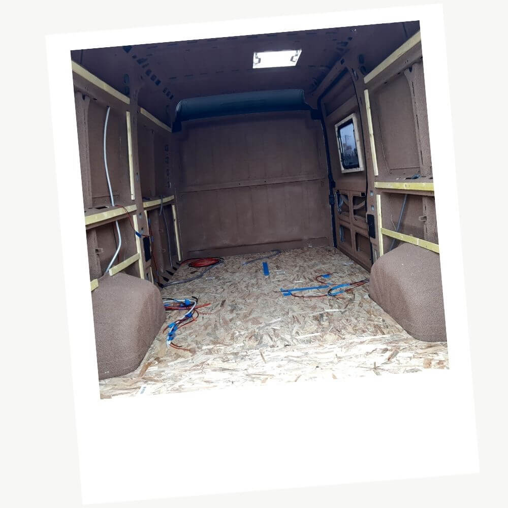 Comment créer sa structure d'aménagement à partir de tasseaux en van aménagé ? 3 Installation de tasseaux sur les parois d'un fourgon