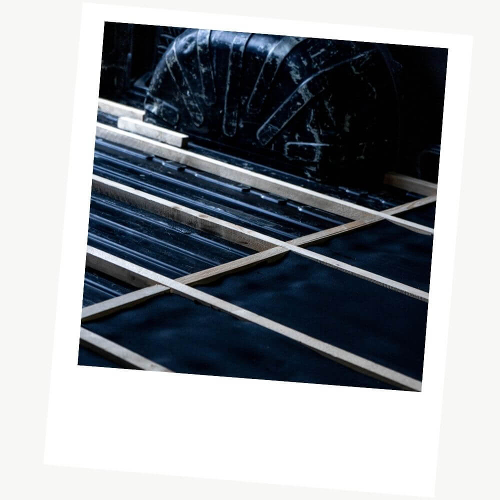 Comment créer sa structure d'aménagement à partir de tasseaux en van aménagé ? 2 Installation de tasseaux sur le plancher d'un fourgon