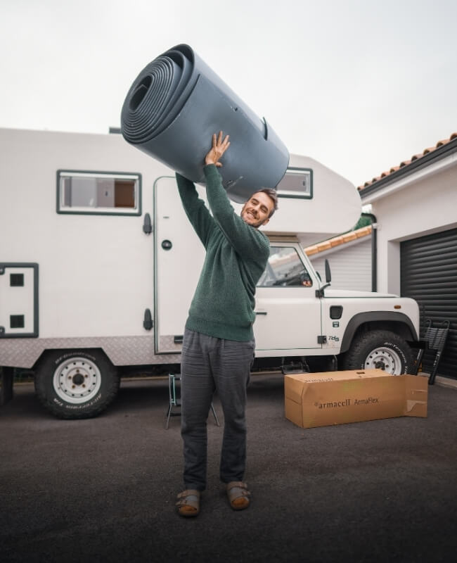 13 astuces pour avoir moins chaud dans son van durant l’été 1 Isolation à l'Armaflex pour ce vanlifer