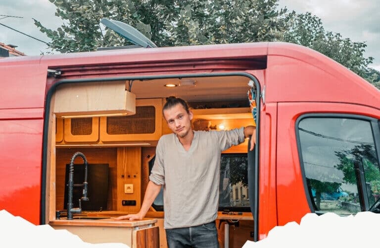 Loïc debout dans son Fiat Ducato L3H2 aménagé