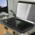 Vue de la plaque Wallas XC Duo installée dans un fourgon