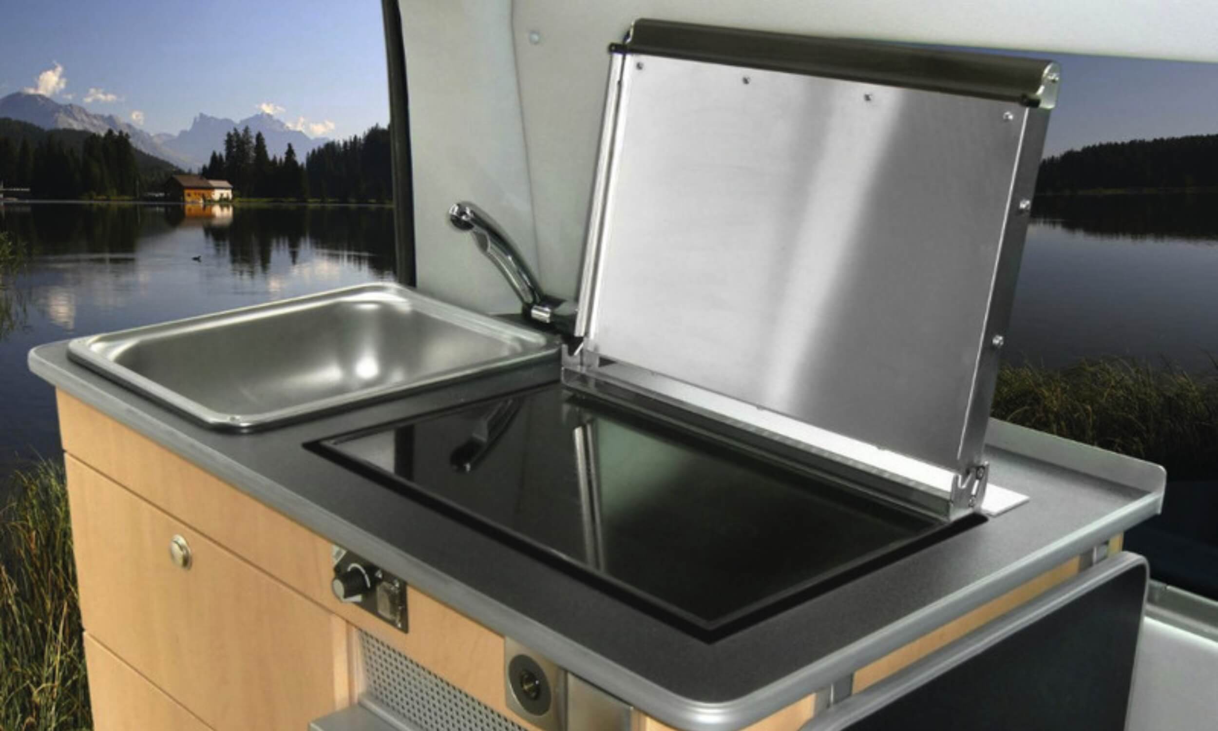 Plaque cuisson vitrocéramique et chauffage diesel WALLAS XC Duo R122 6 Vue de la plaque Wallas XC Duo installée dans un fourgon