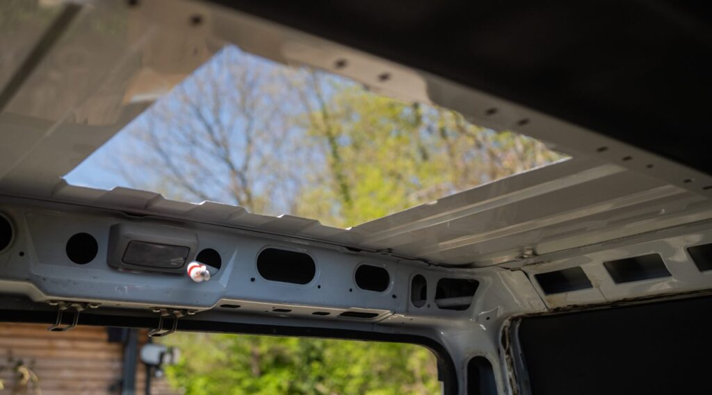 Conseil n°2 de chez Vancore prévoir les decoupes pour son van