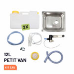 Composants du Kit Eau Compact 12L : jerricans, pompe immergée, robinet à contacteur, évier inox, tuyaux et colliers présentés ensemble