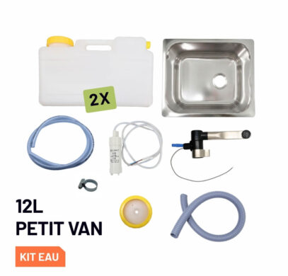 Composants du Kit Eau Compact 12L : jerricans, pompe immergée, robinet à contacteur, évier inox, tuyaux et colliers présentés ensemble