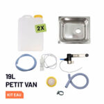 Composants du Kit Eau Compact 19L : jerricans à poignée, pompe 11L/min, robinet, évier inox et tuyauterie présentés ensemble