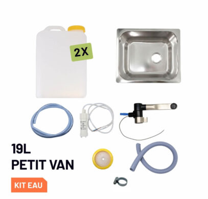 Composants du Kit Eau Compact 19L : jerricans à poignée, pompe 11L/min, robinet, évier inox et tuyauterie présentés ensemble