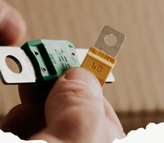 Protection électrique van aménagé : bien choisir ses fusibles et disjoncteurs 12 V / 230 V
