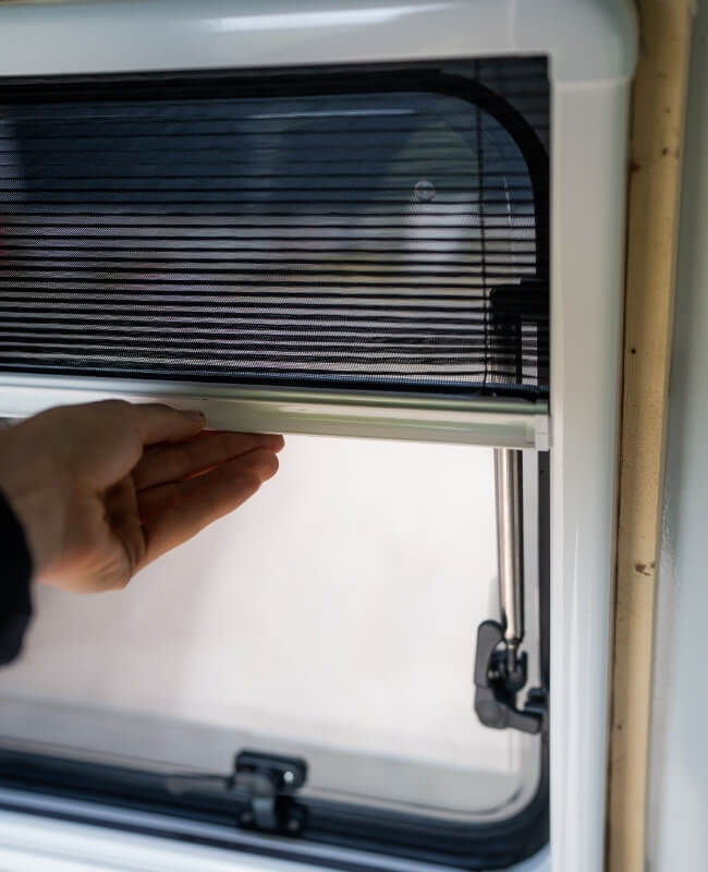 13 astuces pour avoir moins chaud dans son van durant l’été 3 Store inclus avec la baie d’un fourgon