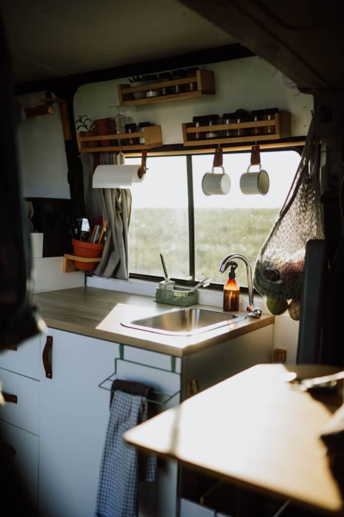 Cuisine de van vs cuisine de maison : et si on repensait tout avec moins de m2 ? 1 Optimisation d'une cuisine de van