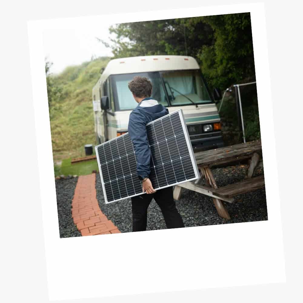 Comment recharger sa batterie auxiliaire avec un panneau solaire en van ? 1 transport panneau solaire van