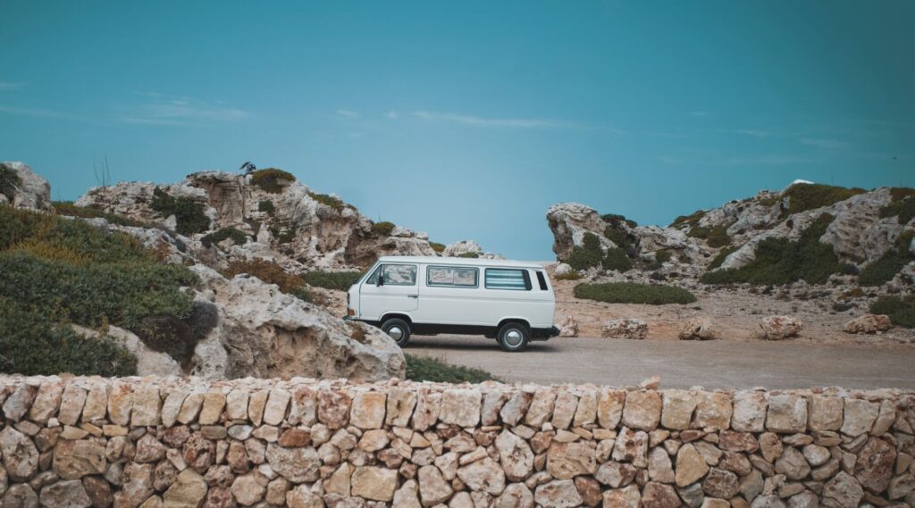 Micro-aventures nocturnes : 7 anecdotes vraies pour mieux dormir en van 2 Van sans isolation thermique au soleil