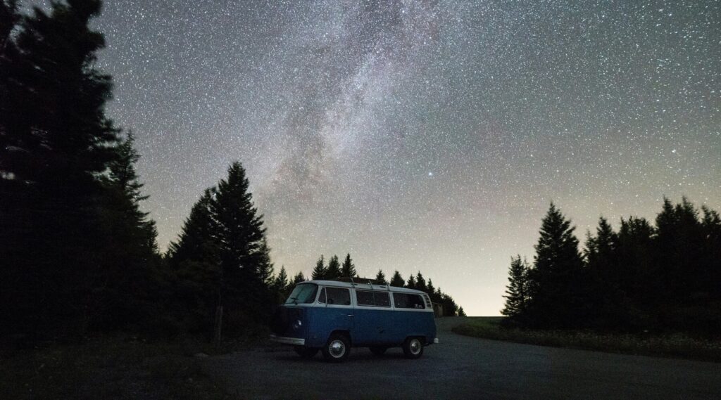 Micro-aventures nocturnes : 7 anecdotes vraies pour mieux dormir en van 1 Spot plat pour une nuit en van aménagé