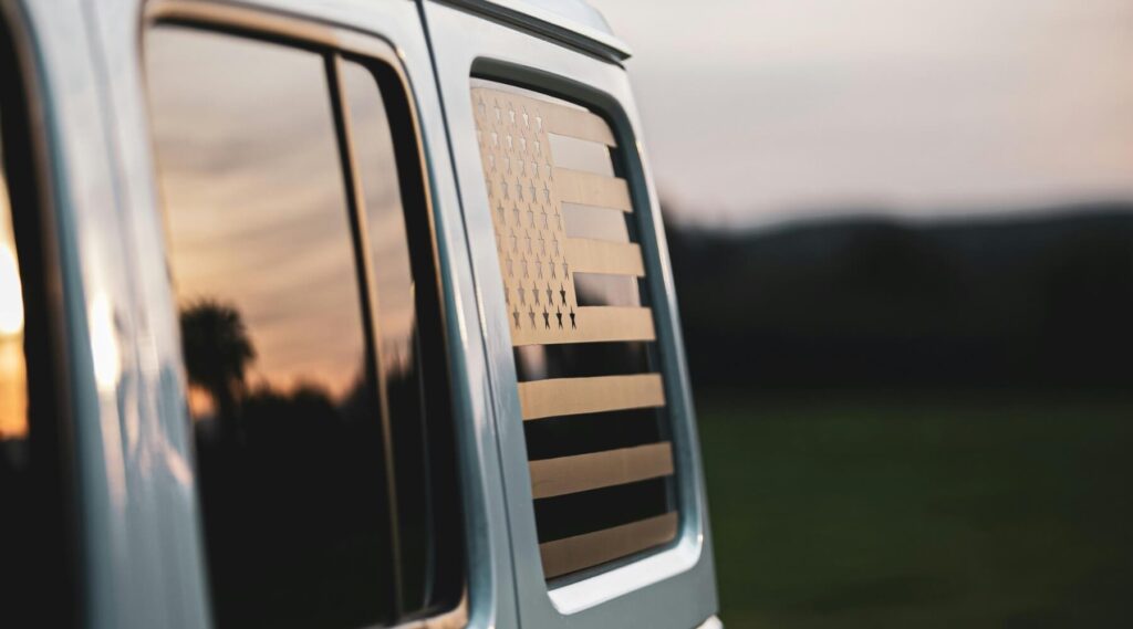 Micro-aventures nocturnes : 7 anecdotes vraies pour mieux dormir en van 4 Baie avec rideaux pour dormir dans son van