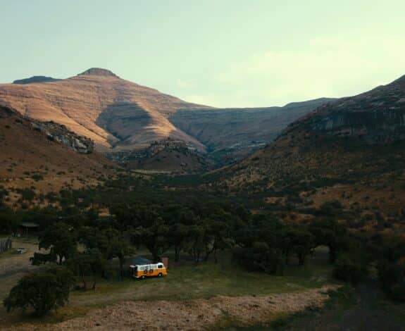 Van au milieu des montagnes