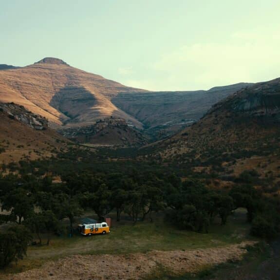 Van au milieu des montagnes