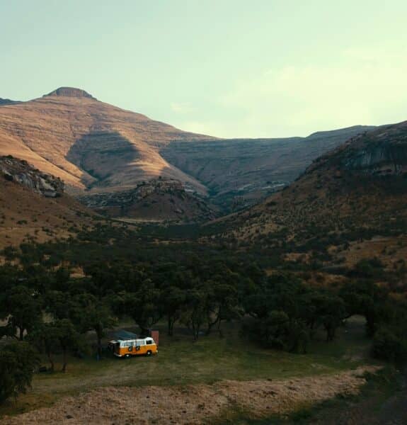 Van au milieu des montagnes